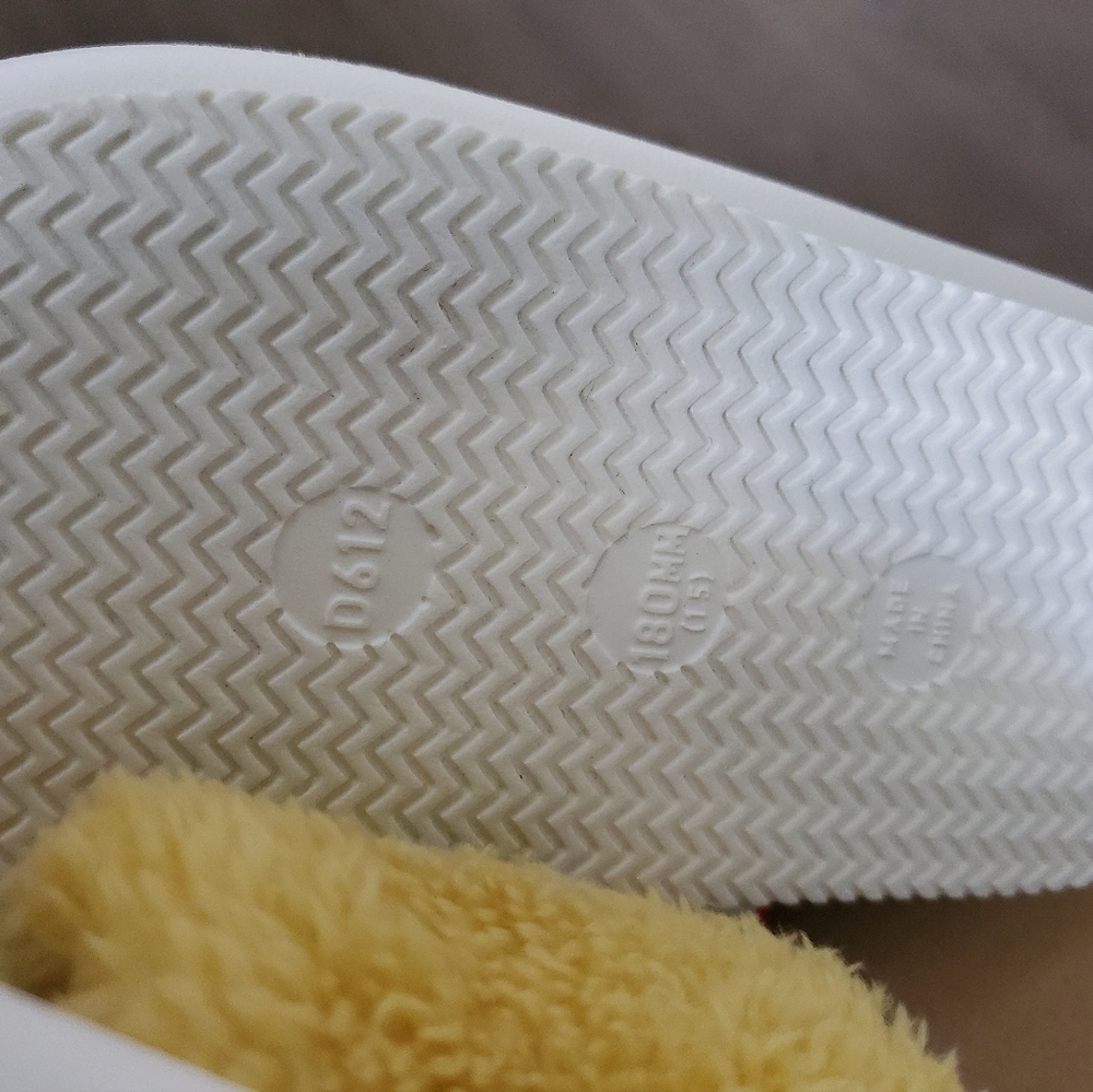 Fuzzy Slide Sandel - Picture 9 of 11